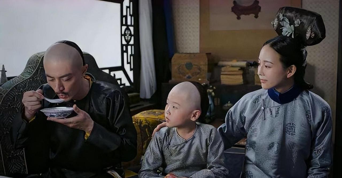 乾清宫灯火通明，内务府太监忙着按例准备翻牌。但就在那一刻，皇帝突然改变流程。没翻