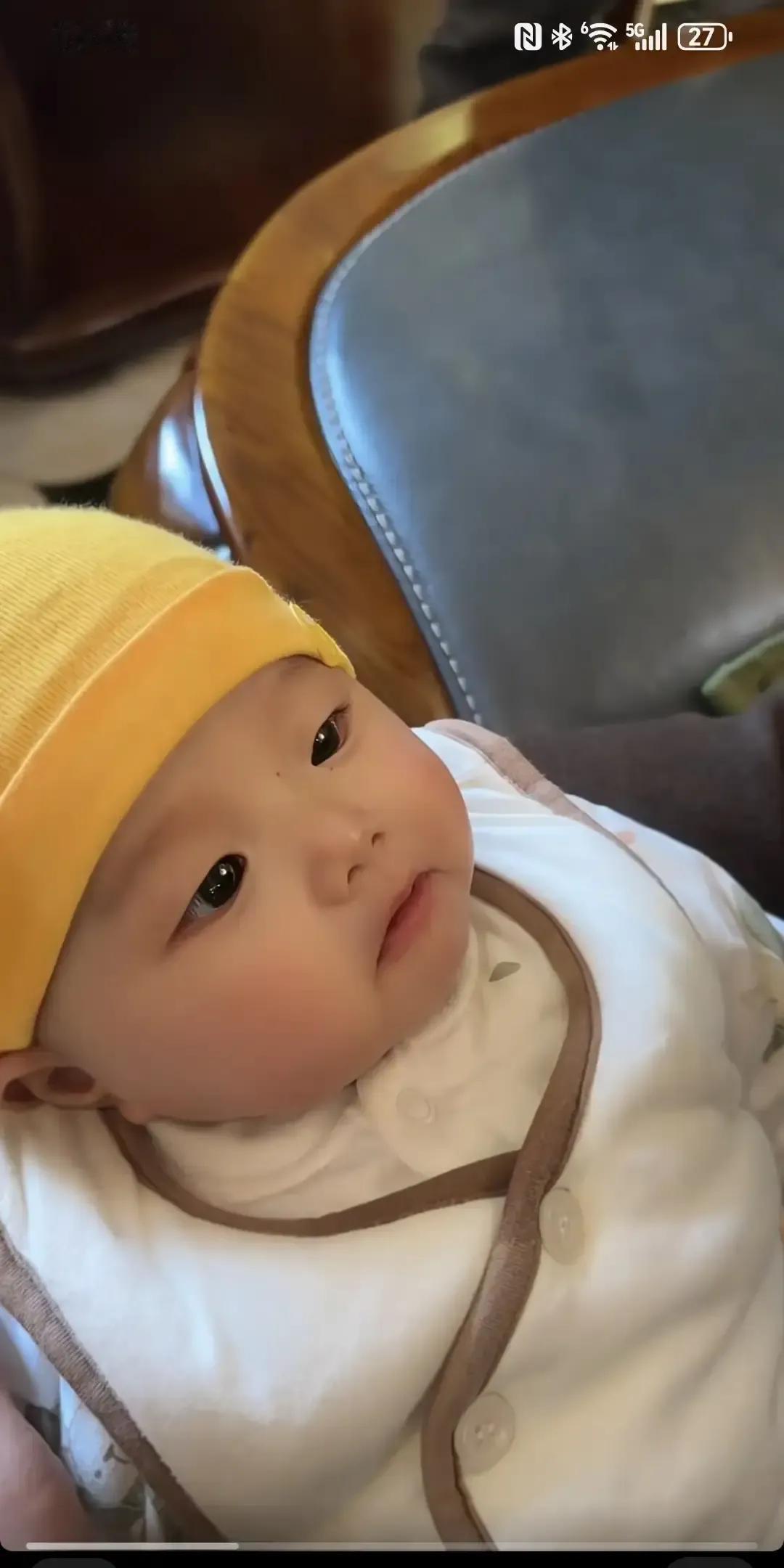 三个月大的小宝一听爸爸开口唱歌就秒变水龙头，眼泪鼻涕一起冲，换妈妈奶奶唱同一首摇