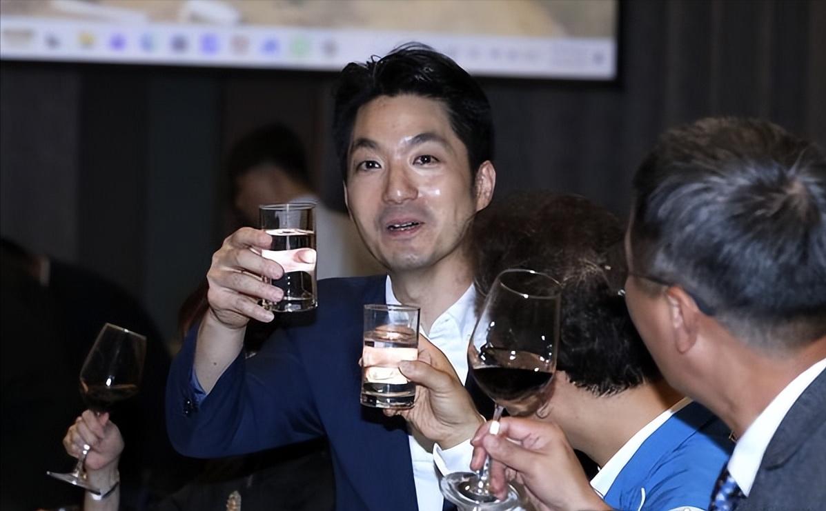 秀“TeamTaiwan”毛巾被讽刺，蒋万安：爱台湾非民进党专利日本名古屋亚