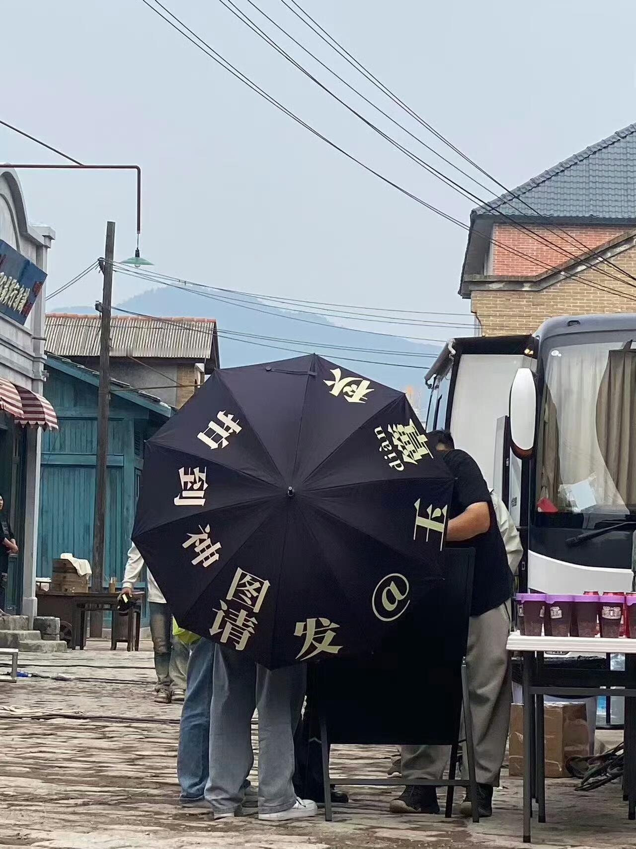 啊哈哈哈哈哈哈哈哈哈好有活人感的剧组！甚至怕大家不认识剧名还标了拼音[doge]