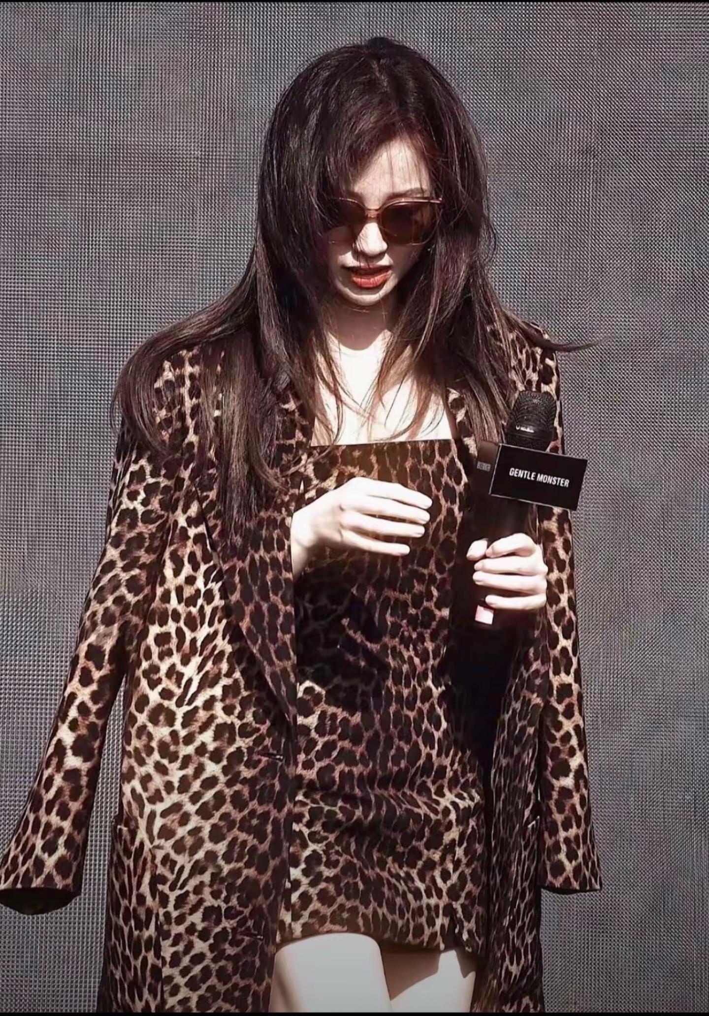 小皮裙大波浪一摇一晃真像样。