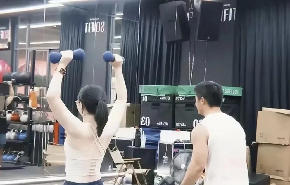 广东工行高管夫妻俩这瓜熟透了，西瓜皮都不剩了。其实要我说，网友们太大惊小怪了。无