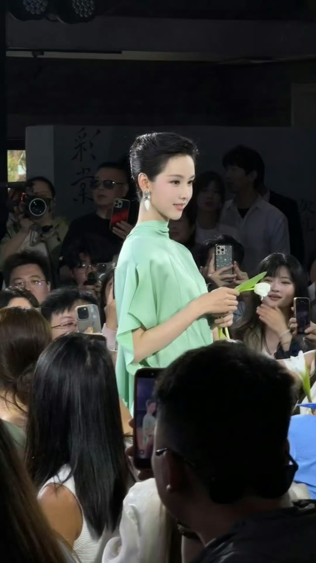 陈都灵今日活动路透，清冷系美女和绿色绝配