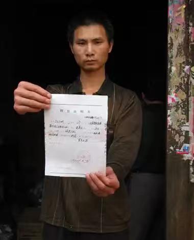 一个叫孙万刚的年轻人，就这样被扔进监狱关了8年，直到有一天，法院自己推翻了自己的