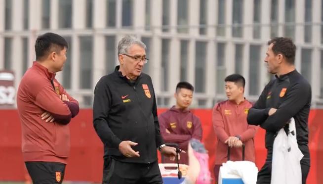 中国足协正式官宣主帅伊万科维奇下课！今天中国足协正式官宣，伊万科维奇下课；而久