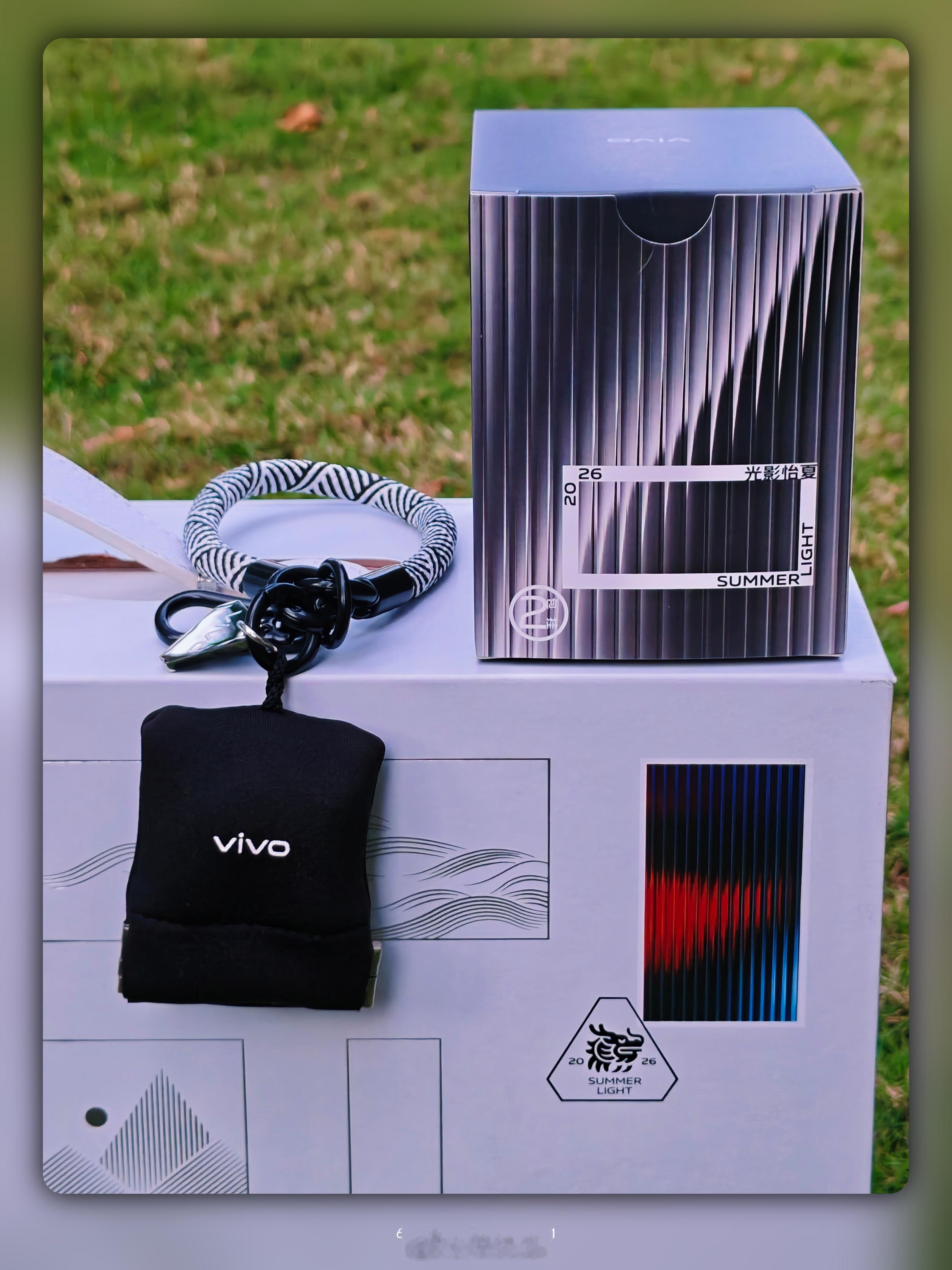 收到了vivo的端午节礼盒礼盒里面是一套摄影套装有一盏或泊联名复古补光灯，摄影