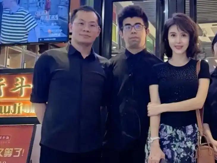 金巧巧现身广东一家米其林餐厅吃饭，她身材很瘦看起来有1.8米