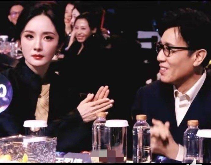于和伟起身领奖瞬间，镜头扫过台下杨幂，全程神情专注紧盯舞台，板正坐姿搭配抿紧的嘴