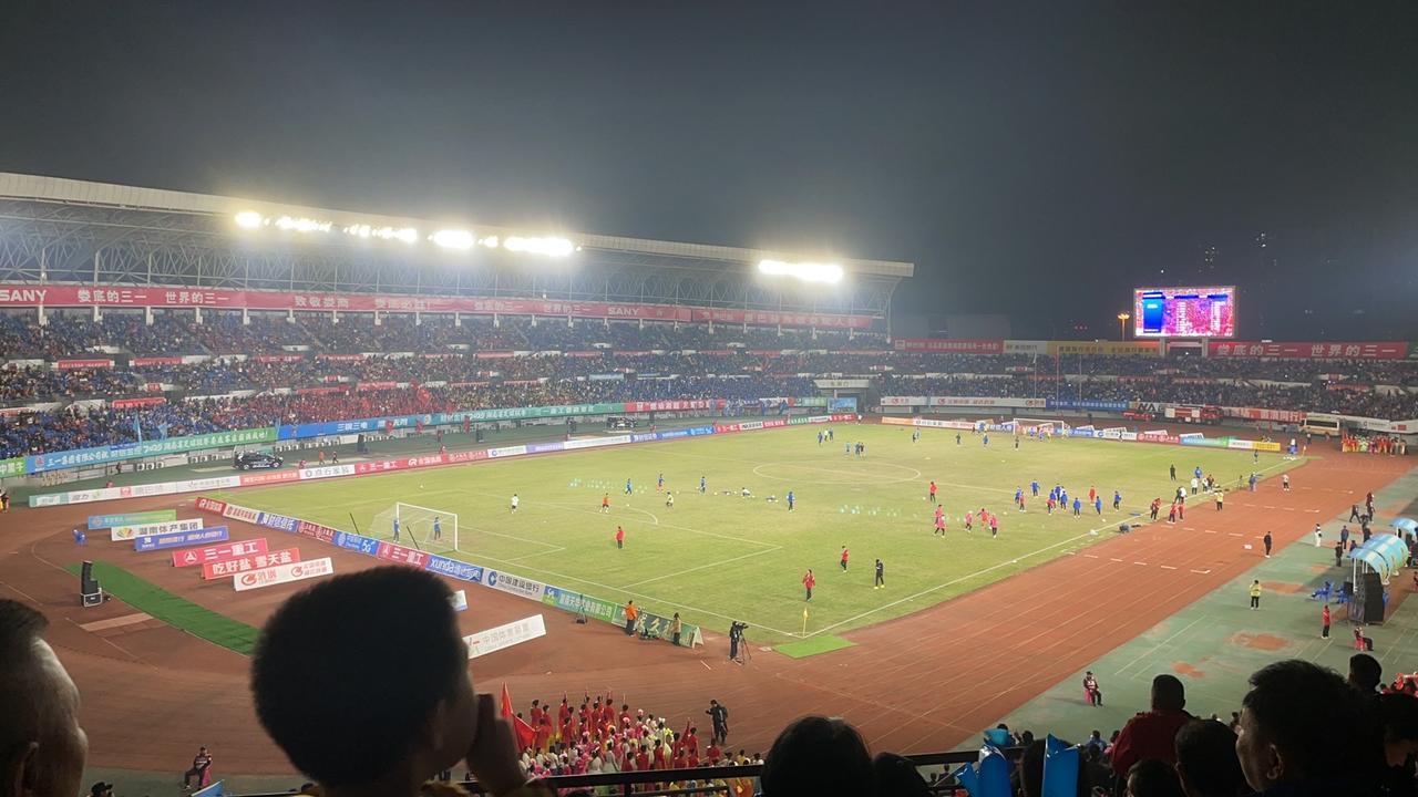 来看永州跟娄底对球迷的差别。永州：球迷大礼包里包含一件球衣、一个喇叭、一杯水、