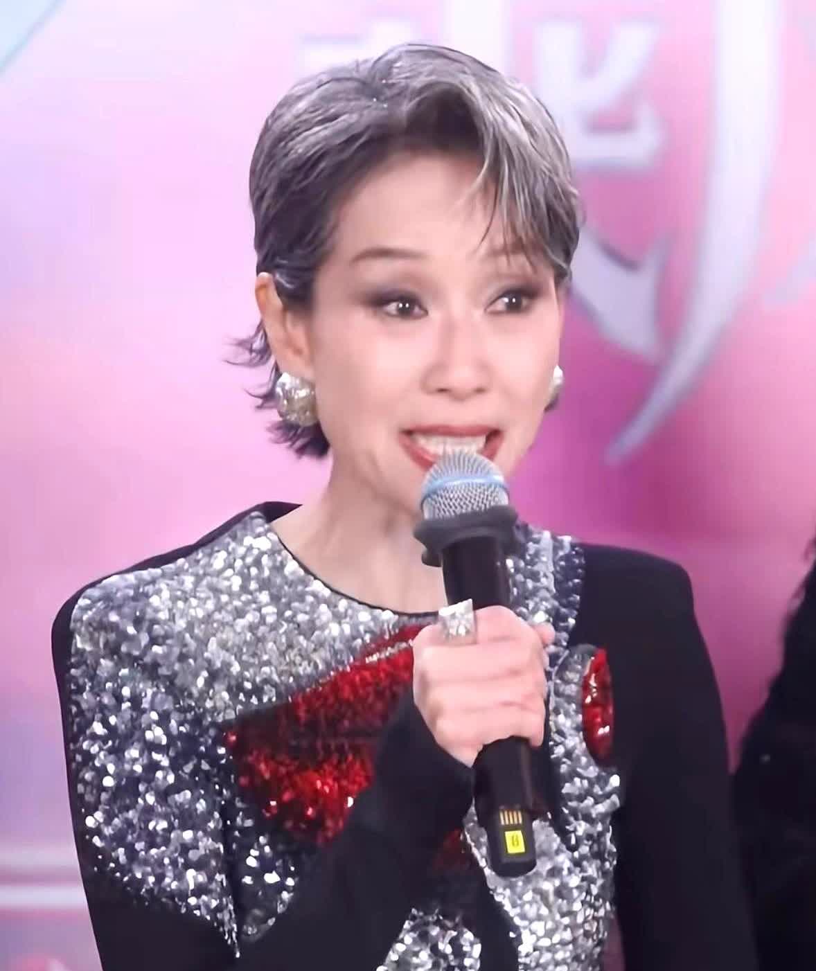 我有个朋友是湖南台节目编导，她说，叶童本人跟电视上的她，根本就不一样！你