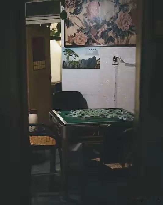我们家楼下的麻将馆出事了，四个人一连打了20天麻将，一名女子输了15万4千块，三