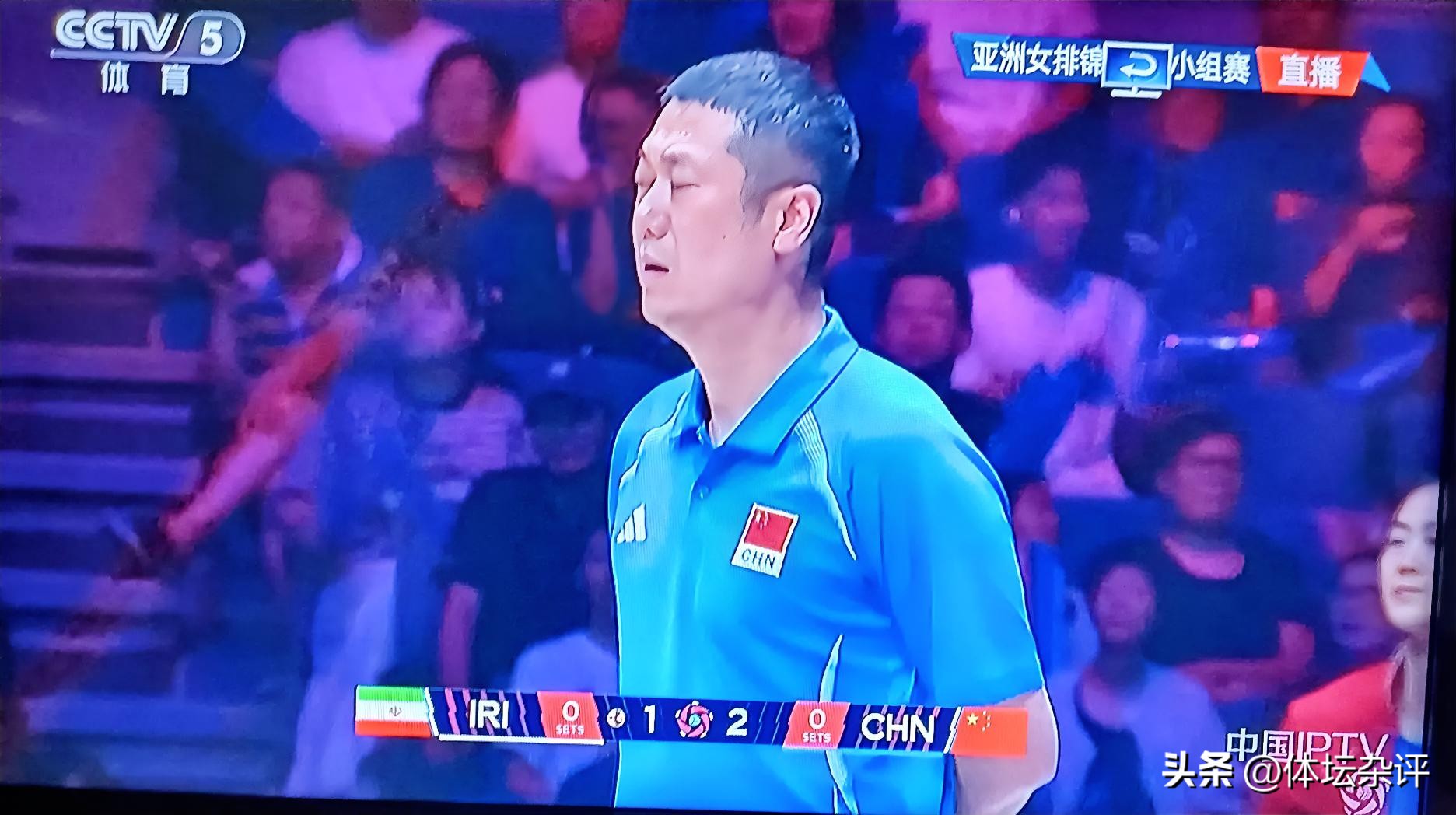 ①首先，中国女排还没有找到真正具备世界巅峰级别的教练。现在的教练，没有把中国女排带到重回世界巅峰的能