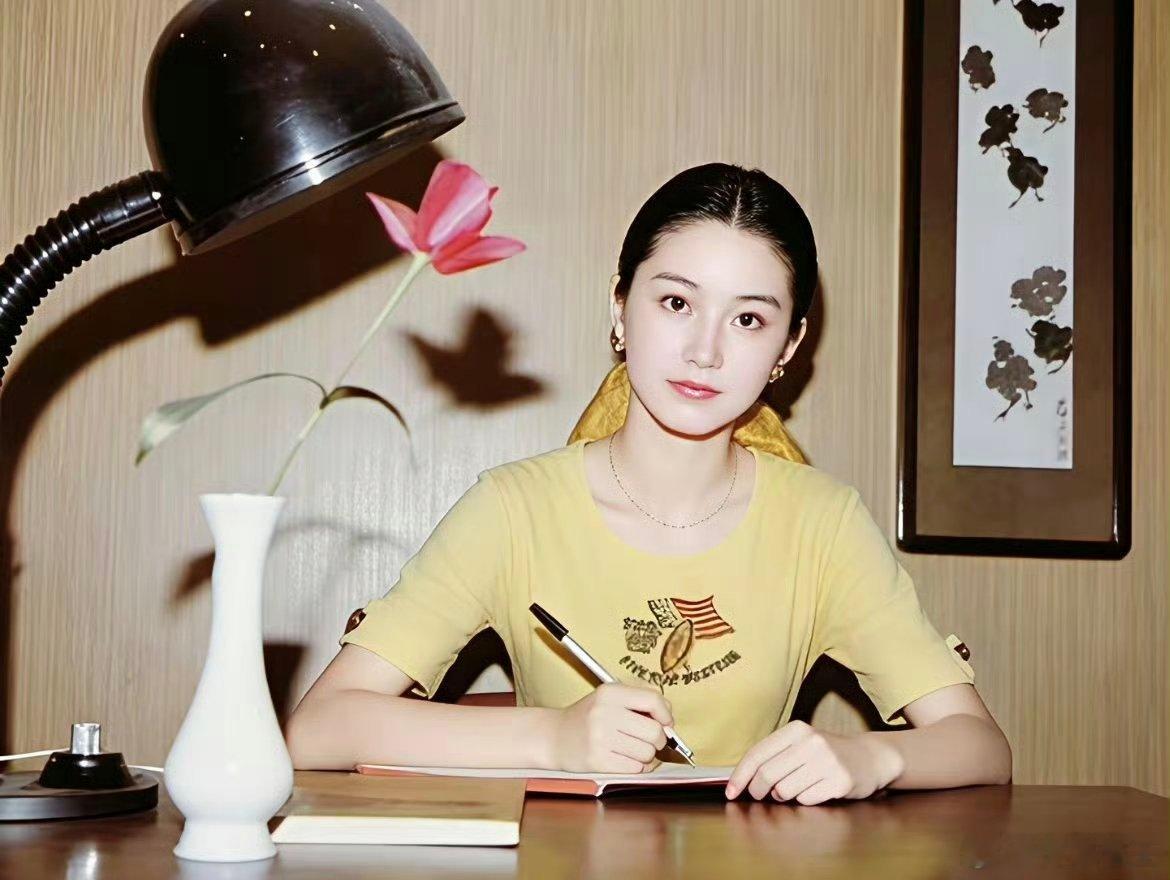 你能认出这照片上的美女是当年的谁吗？
