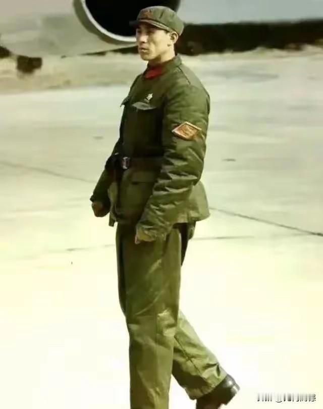 上个世纪70年代军人的服装，看起来都是差不多的，分不出职务高低，看不出官大官小，