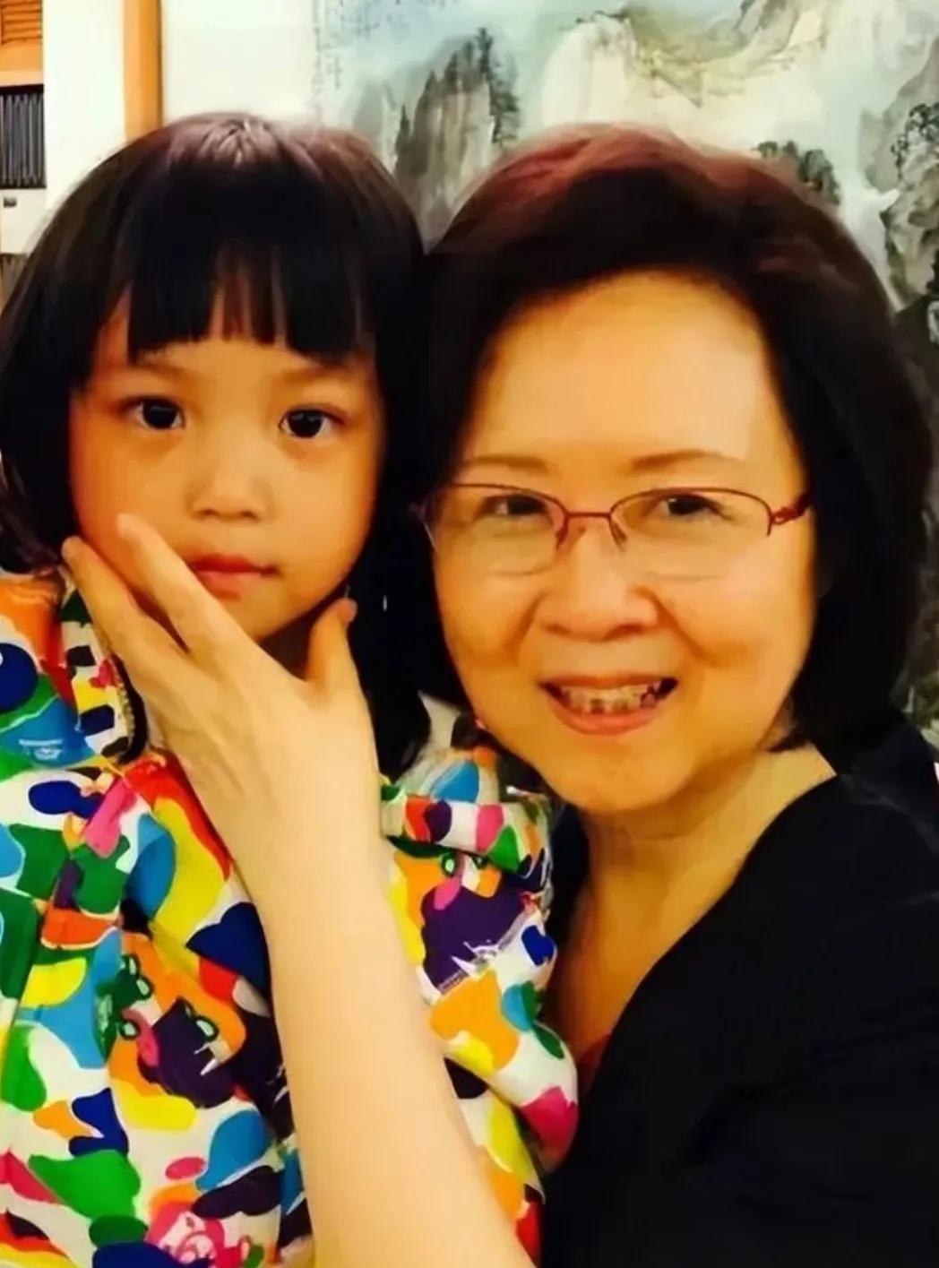 斗胆说句心里话，长大后的“小四月”，颜值有些让人失望，真不如小时候好看了。