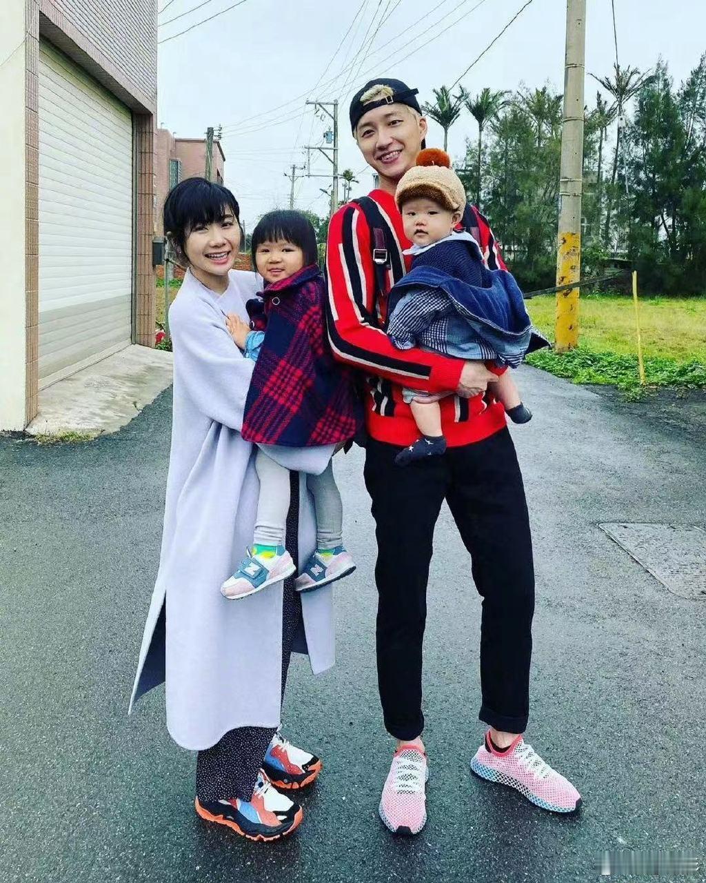 福原爱和江宏杰离婚后，一双儿女跟着爸爸江宏杰在台北生活，抚养权她要不到，江宏杰一