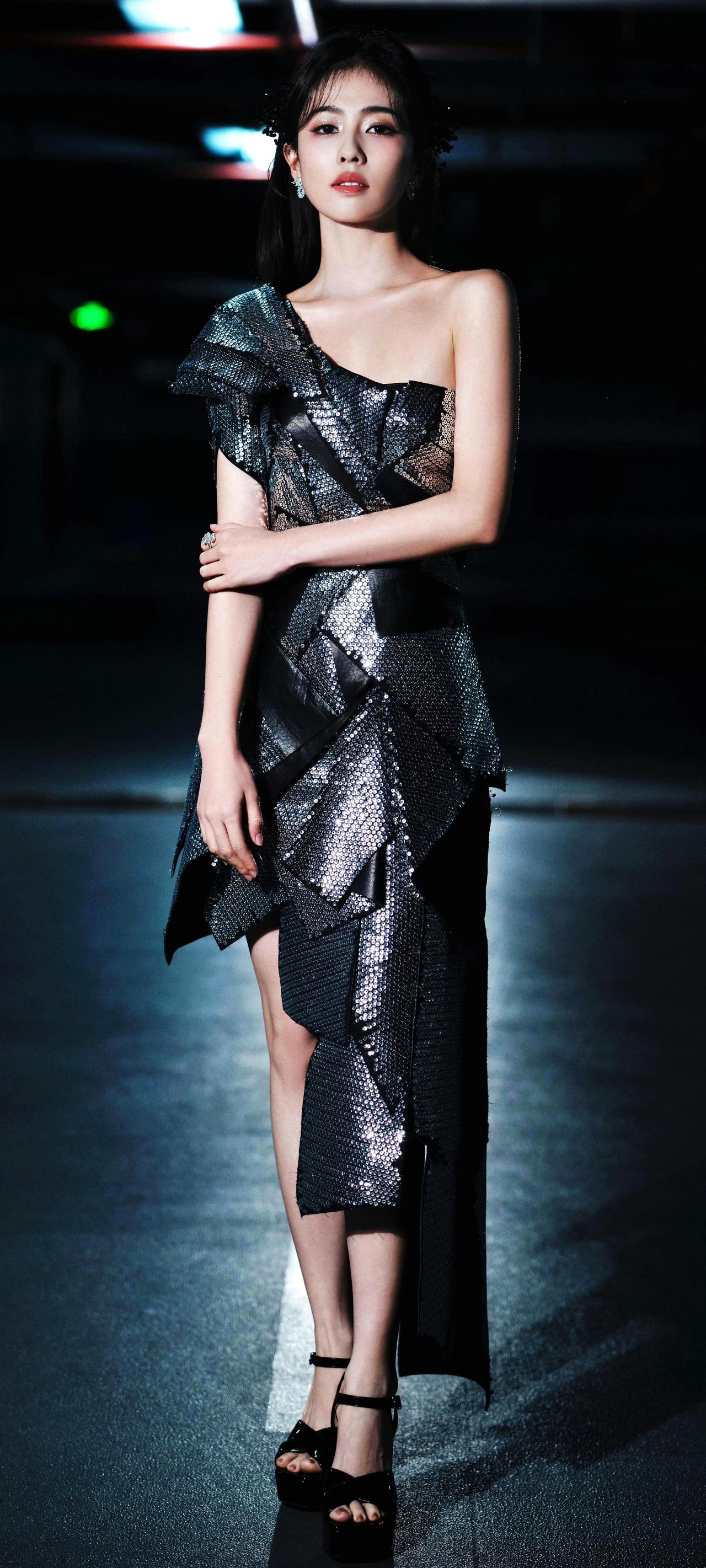 白鹿黑纱亮片裙鲨疯了！冷艳氛围感直接拉满！谁懂啊！白鹿这身黑纱亮片斜肩裙造型