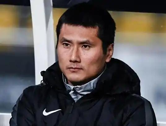 国足真变天了。邵佳一立下死规矩，谁状态不好谁走人，结果一个快被遗忘的球员，三场比