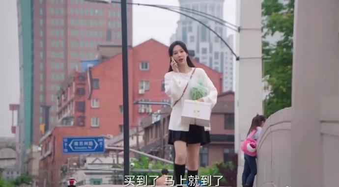 承欢记，女主一手西瓜一手蛋糕，如果道具都是真的，能提得动吗？