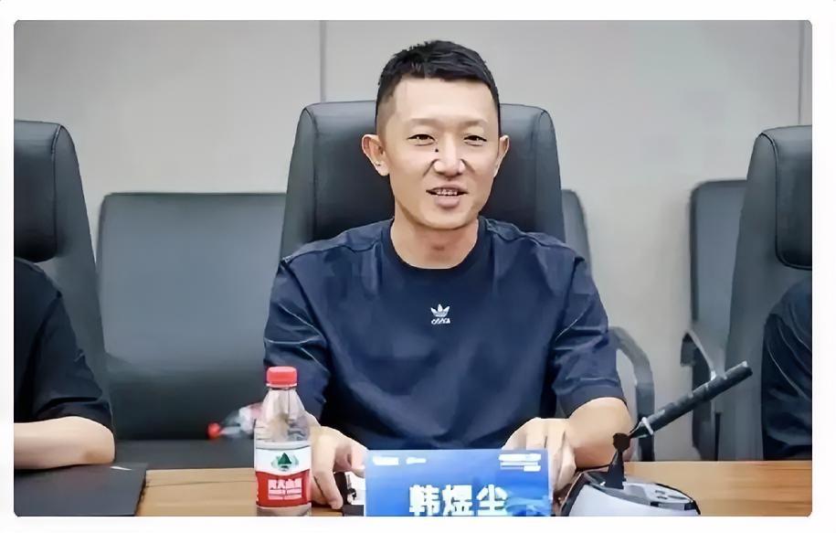 果然还是男人最懂男人，我问我老公，为什么韩煜尘这么资深的公关副总裁，有家庭了