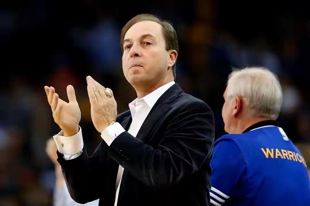 讨论，勇士主教练科尔下季是否执教球队！肯定执教，答案是明确的，因为从老板、管理