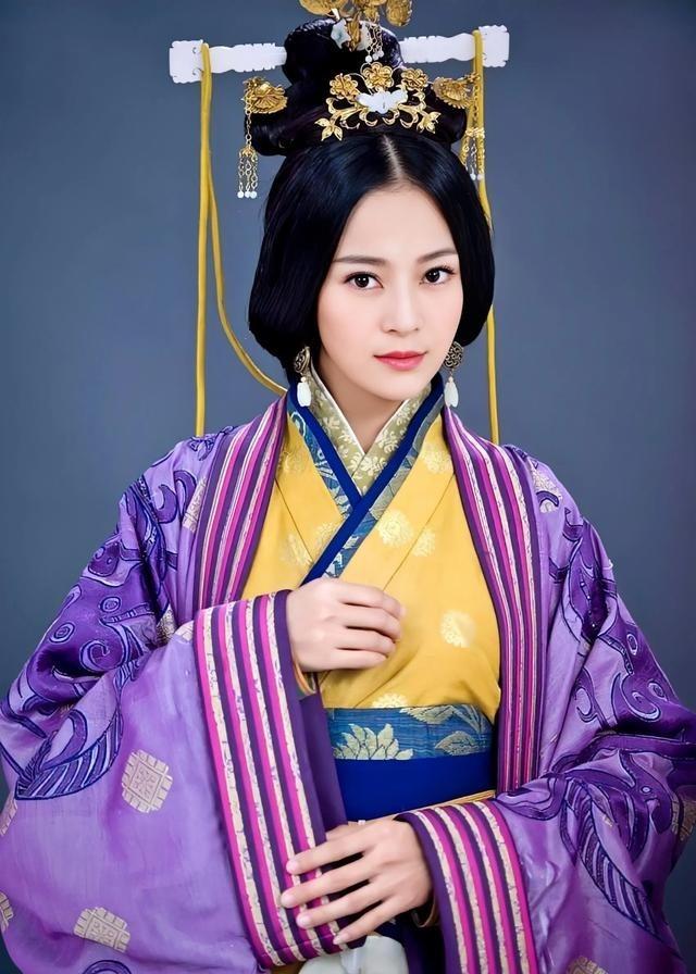 公元41年，光武帝刘秀废掉了皇后郭圣通，16岁的太子刘彊惶恐不安。但刘彊没有马