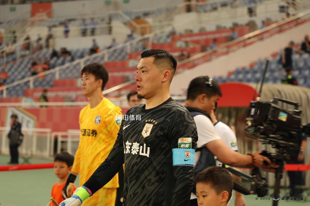 山东泰山3-1武汉三镇，取得一场久违的胜利。赛后，出席发布会的泰山队助理教练金炫