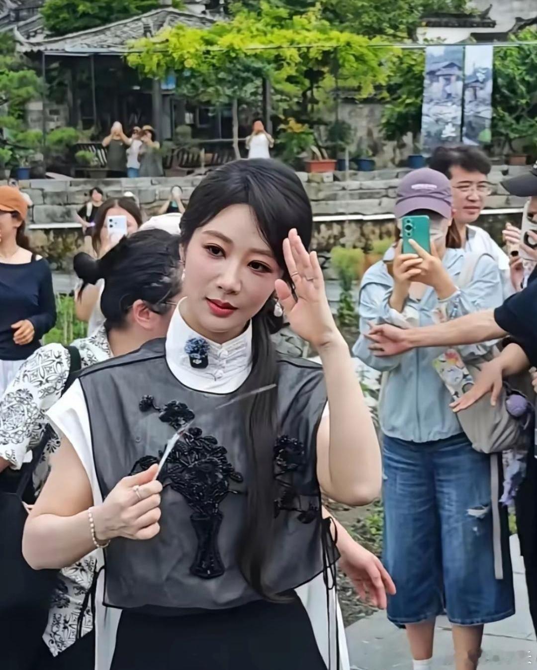 杨紫虽然不算大美女，不过整体状态还行。