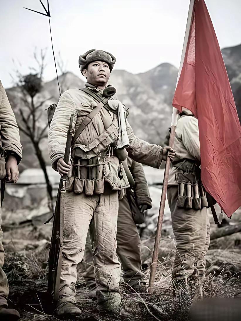 他身背步话机，左手扶军旗，右手持枪，仔细看他脸颊还有枪伤，一身单薄破旧还露出棉花