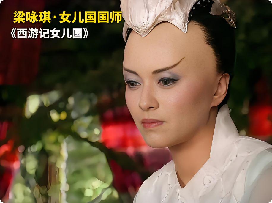 梁咏琪的那个造型是参考了当年比较热门外国电影中的造型，反正都是反派角色，太美会抢