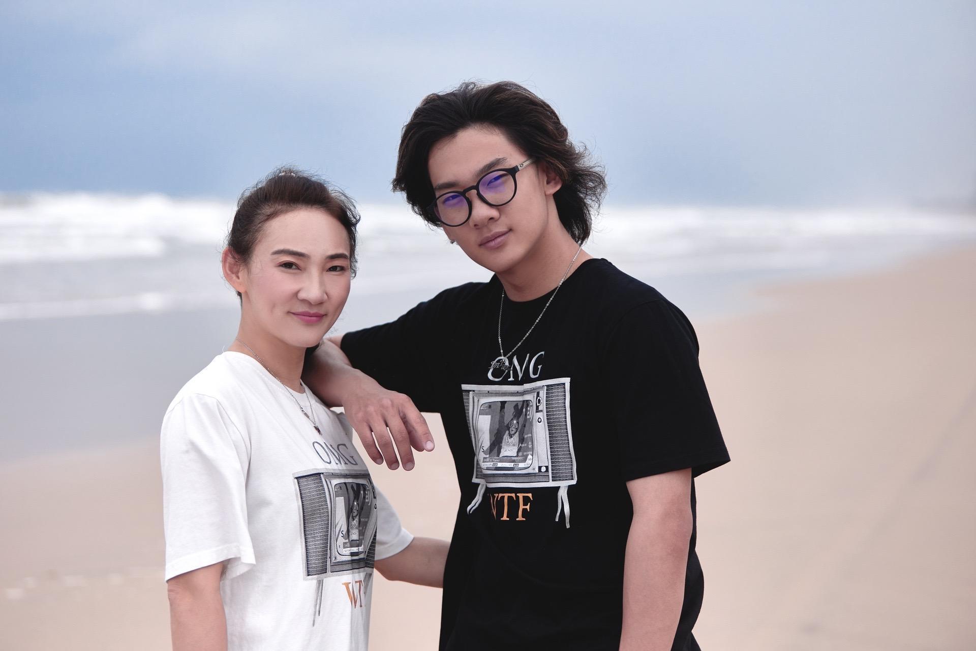 #苏翊鸣晒照为妈妈庆生##苏翊鸣祝妈妈生日快乐#在社交平台晒照并配文“Happy