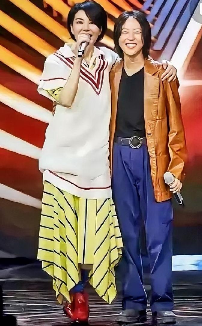 其实，王菲对大女儿童童，还是挺欣慰的。童童完全遗传了父母的好基因，搞音乐，不但有