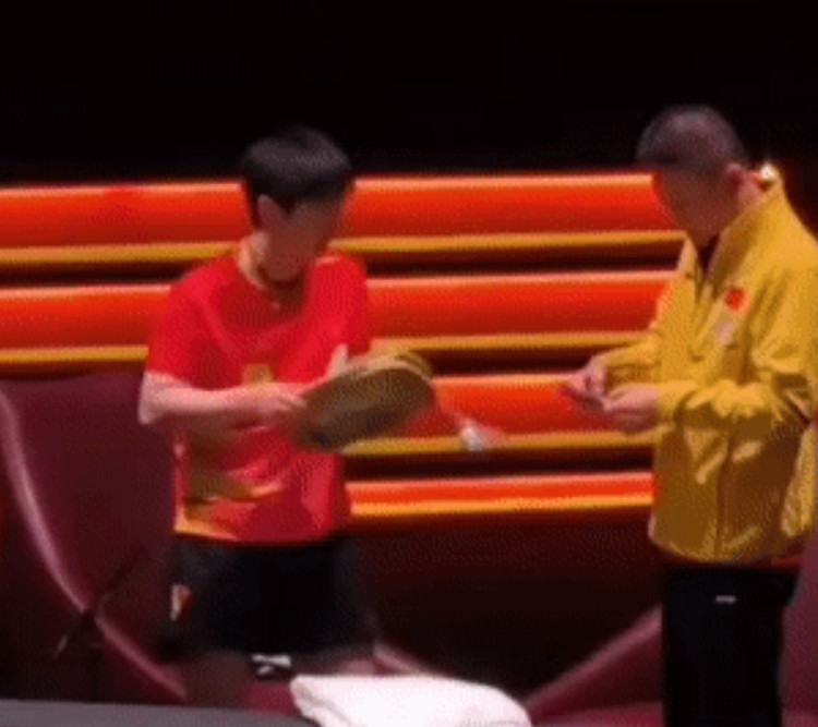 这届大赛的球拍问题真是捅了马蜂窝啊！莎莎和王楚钦接连中招，看得我手里的泡面都不香