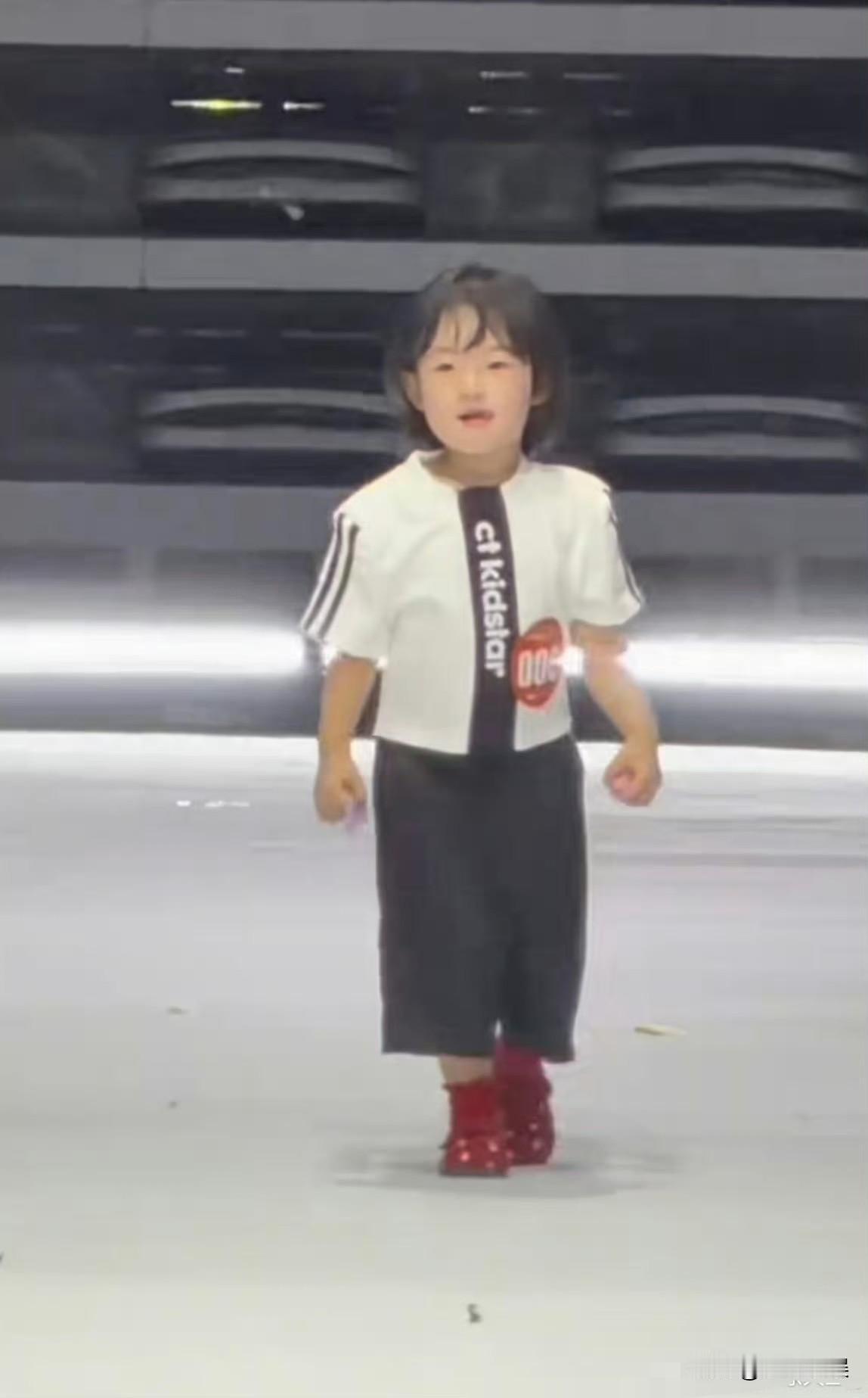 7月21日，黄一鸣陪女儿走秀，登上热搜，这位曾因诸多争议屡屡站在舆论风口浪尖的单