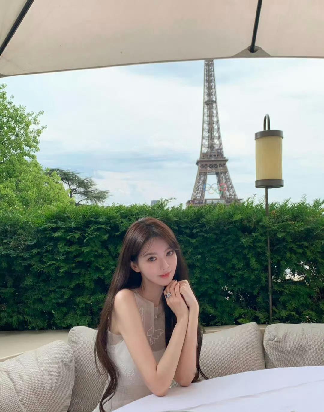 晚上我媳妇刷手机，突然笑一声，说叶珂直播又聊到黄晓明了。我凑过去，说咋了。媳