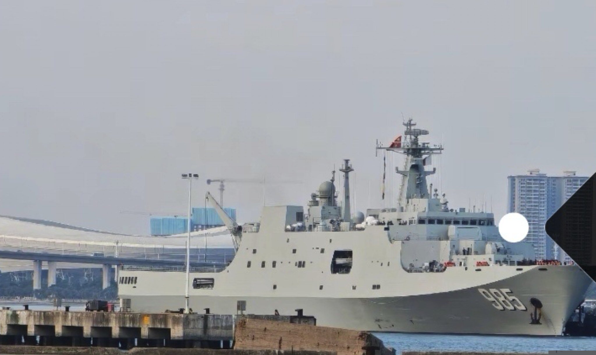 985祁连山舰也完成了与986四明山舰相同的改装，增加了舰载激光武器系统。不过9