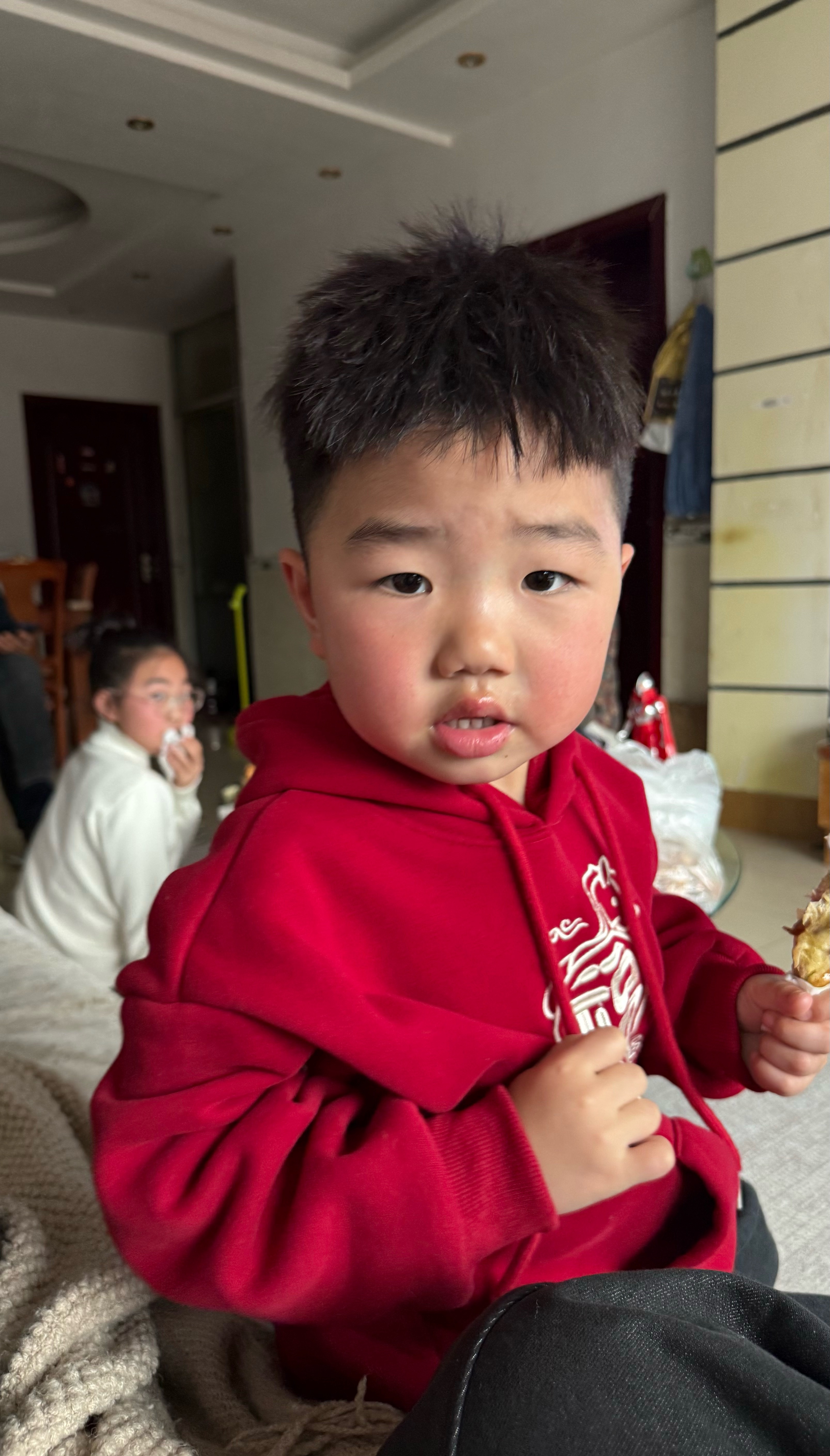 刚刚我躺在沙发上我外甥在啃鸡腿我的脚不小心碰到他的鸡腿了他就皱着眉头说：你看吧！