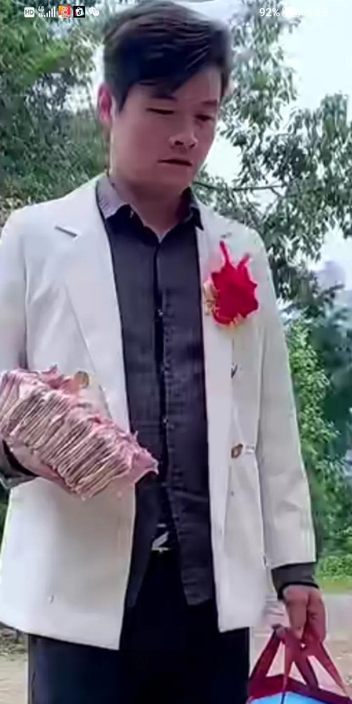 万万没想到，女婿下彩礼18万，交给媳妇，没想到丈母娘一把抢过来，只留一万，剩余全