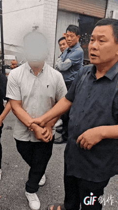 男子多次出入农村红白喜事宴席，不缴礼金，白吃白喝白拿。这一次被事主逮个正着。亊主