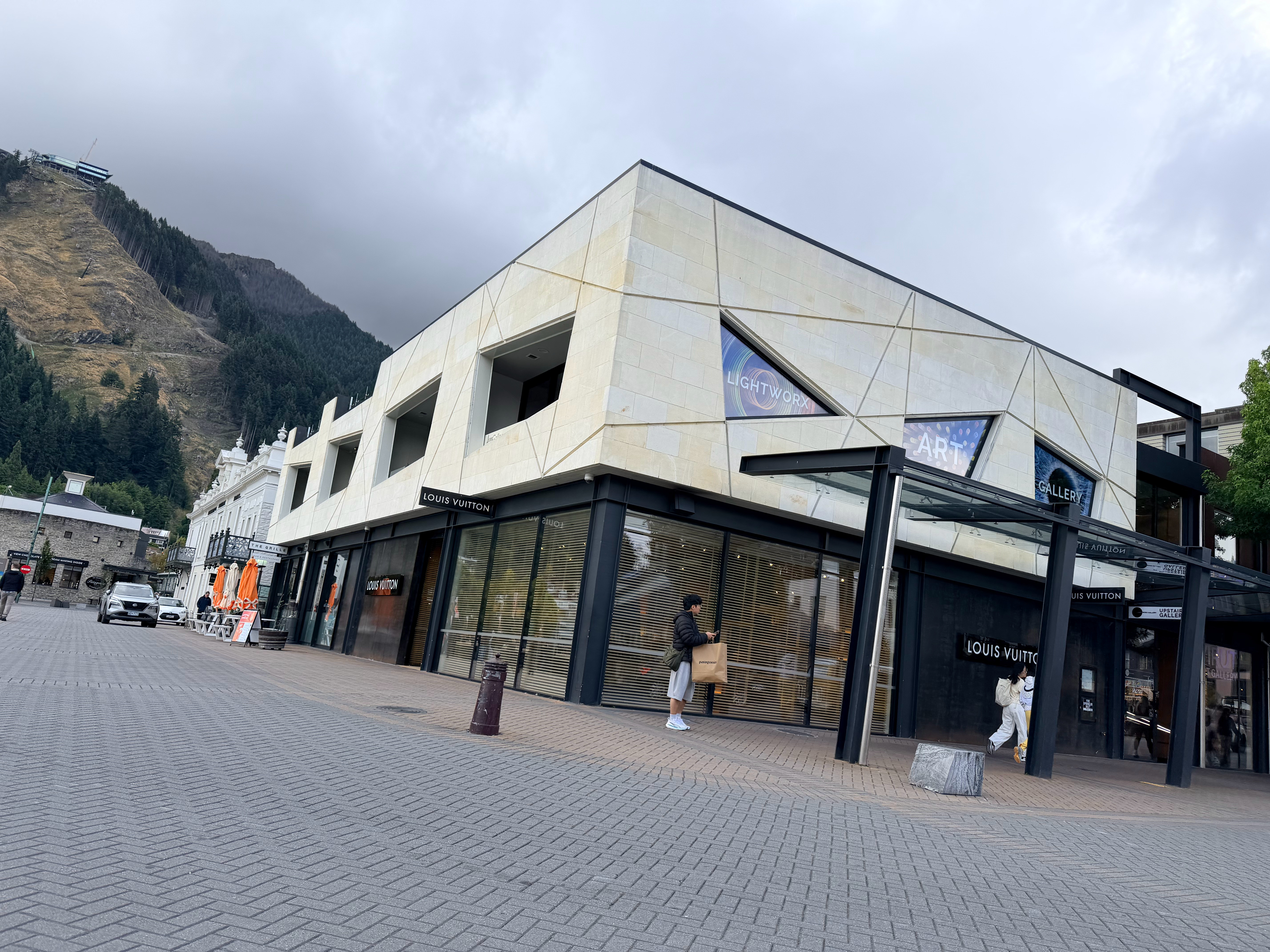 这是全球最南端的LV，来给朋友买个包图4挺好看的，还可以拆开两用