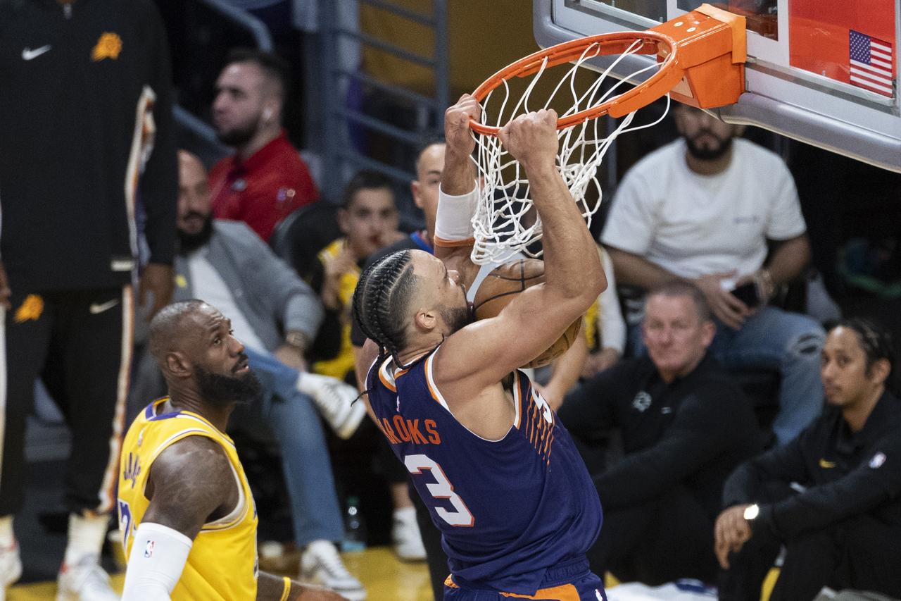 一波三折！湖人43罚拒绝逆转。在第三节至第四节初，湖人打出一波24-0，末节最多