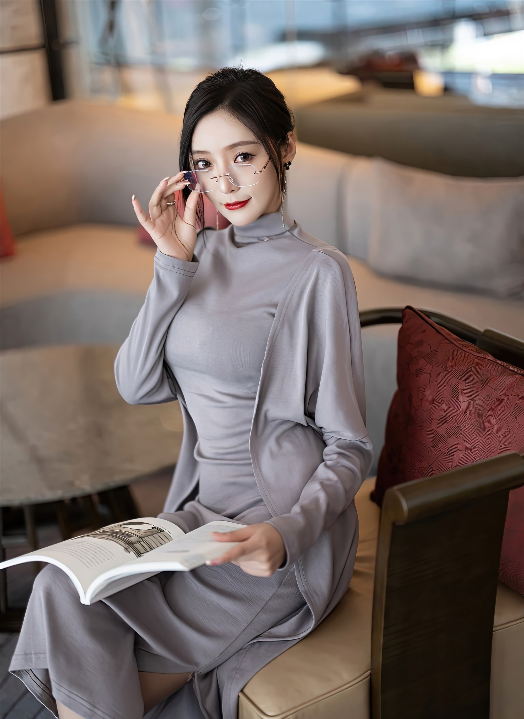 按部就班的都市通勤日常里，一身精致的穿搭就是踏入时尚日常的必备，是不可缺少的部分