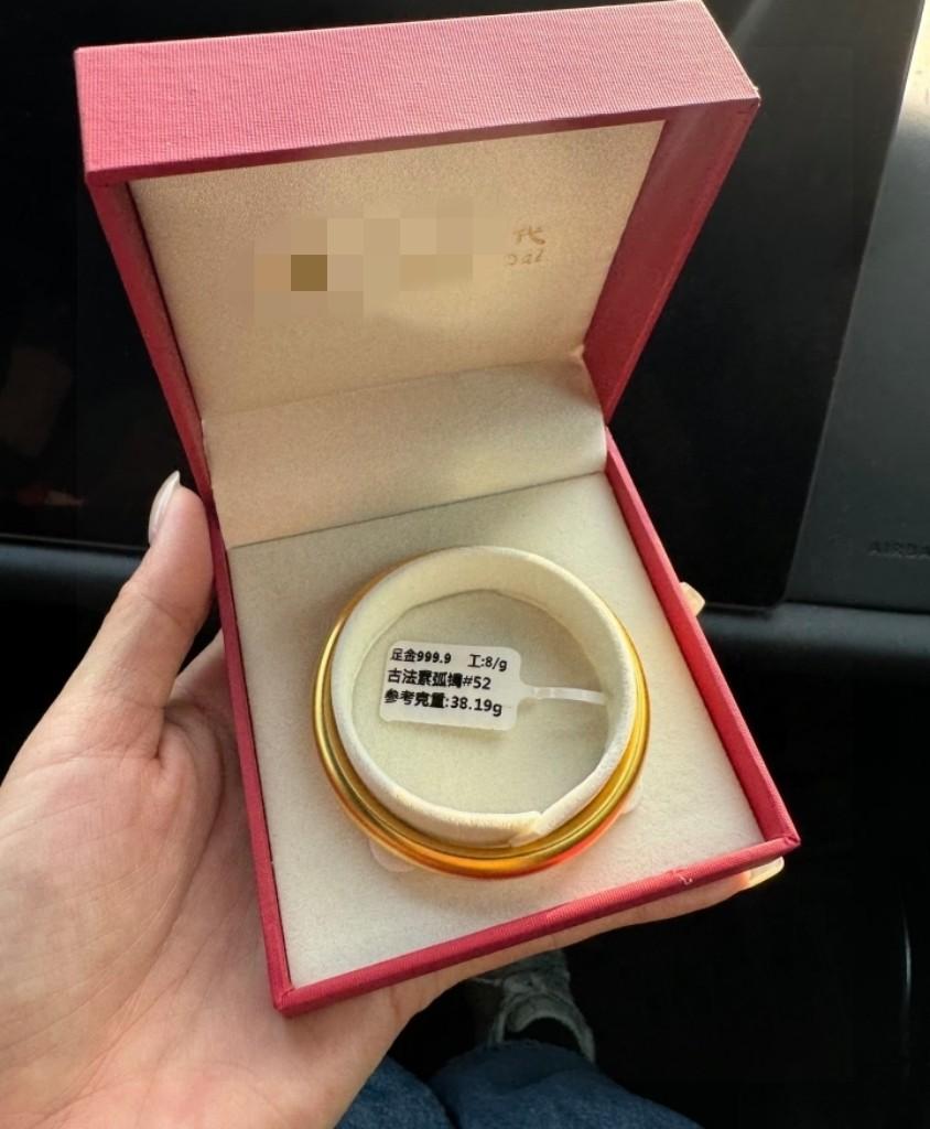 同事花38000买了38克金镯子，折下来每克1008块。旁边周大福当天金价130