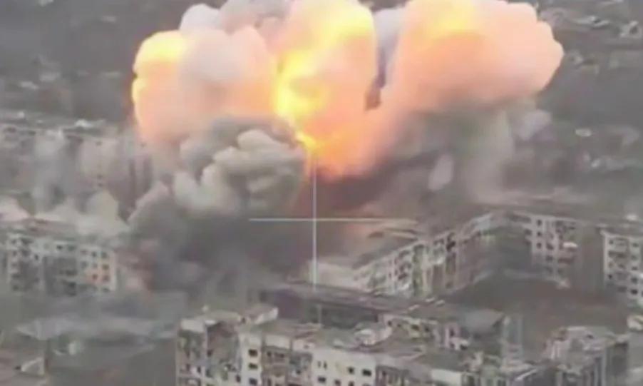 Telegram频道“Iznanka”发了一段视频，俄军投下的1枚3吨级FAB