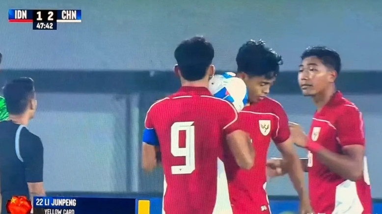 中国u17最大的问题在后防，刚刚李均鹏的犯规莫名其妙。中国u17和印尼u17