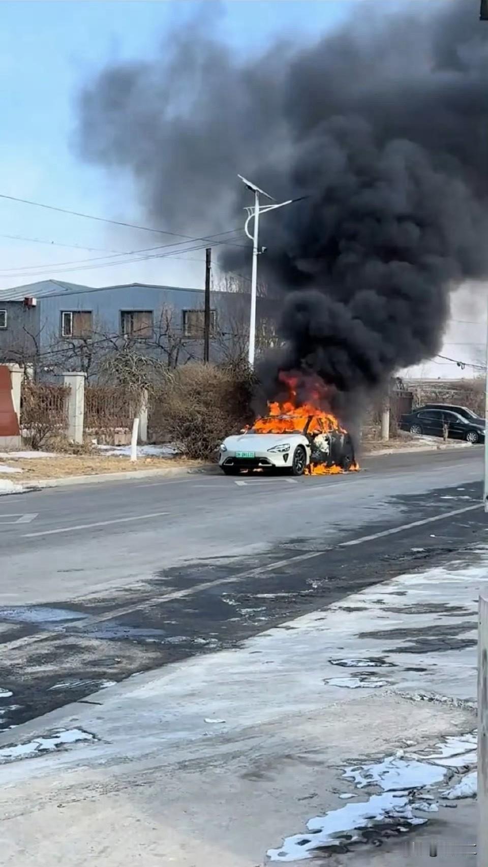 一、事故原因定性2026年2月1日，辽宁省营口市一台小米SU7在充电后驶离时，