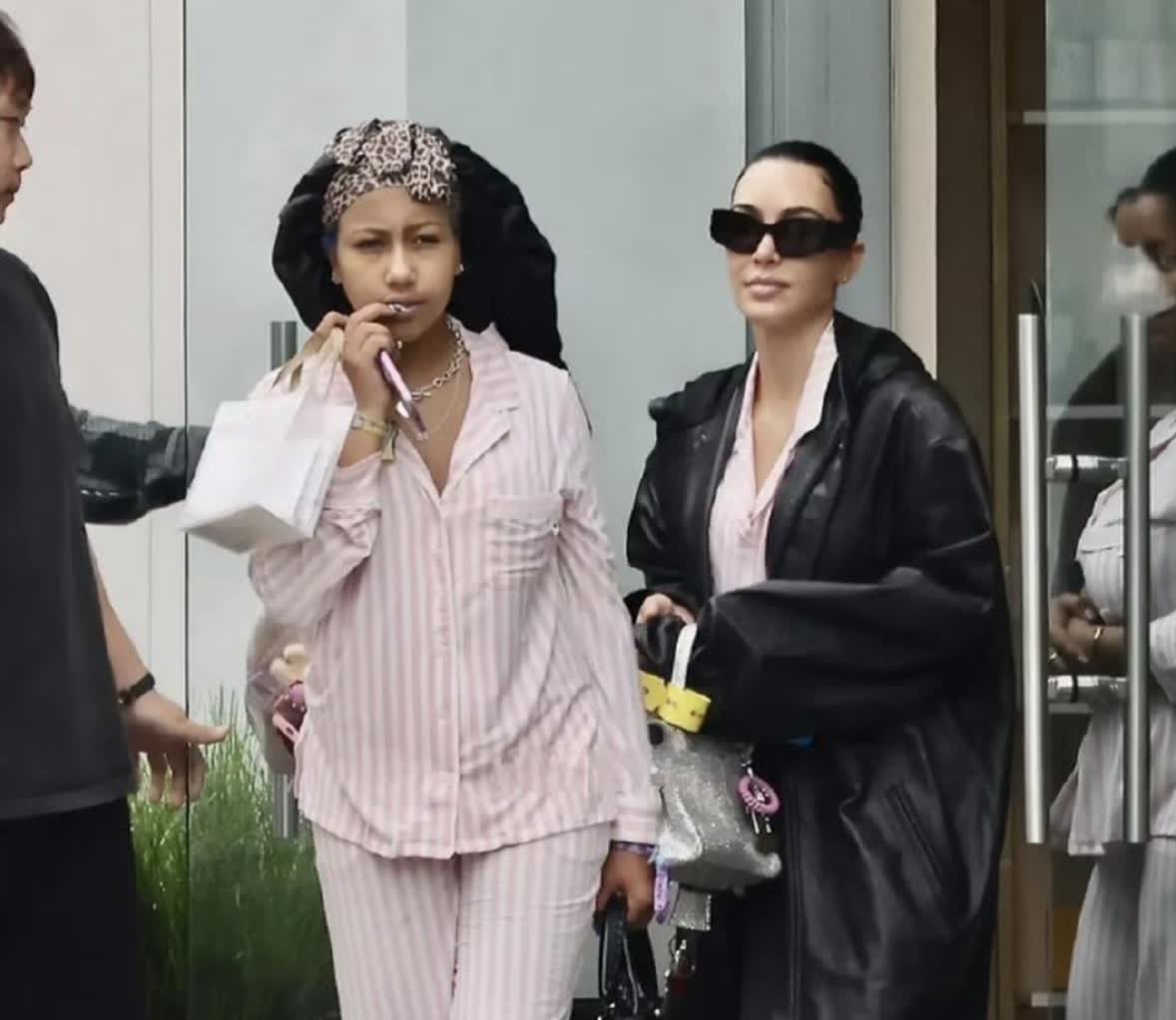 金·卡戴珊带着11岁女儿去做美容。没错，这个女儿North才11岁。西方