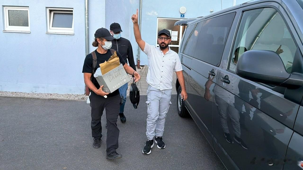 伊斯兰分子被驱逐出德国前，做出伊斯兰国标志性手势8月12日，德国图片报报道