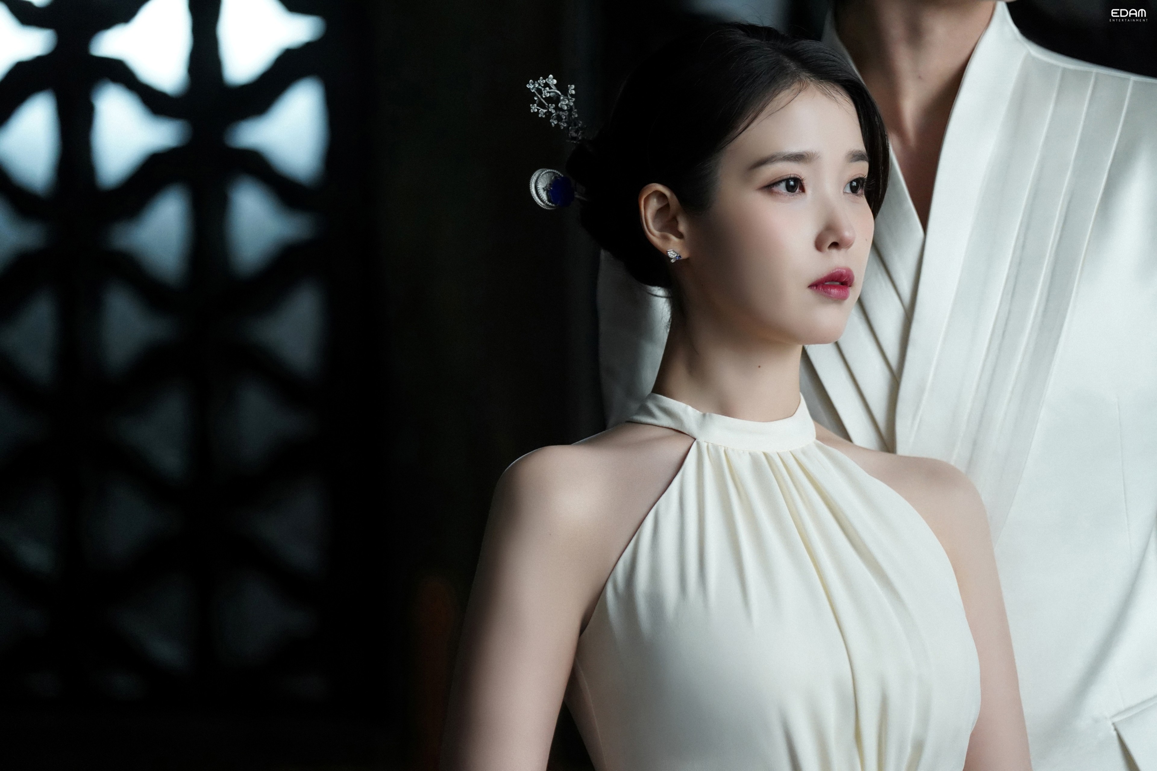 260402IU官方更新《21世纪大君夫人》海报拍摄花絮图Part.1