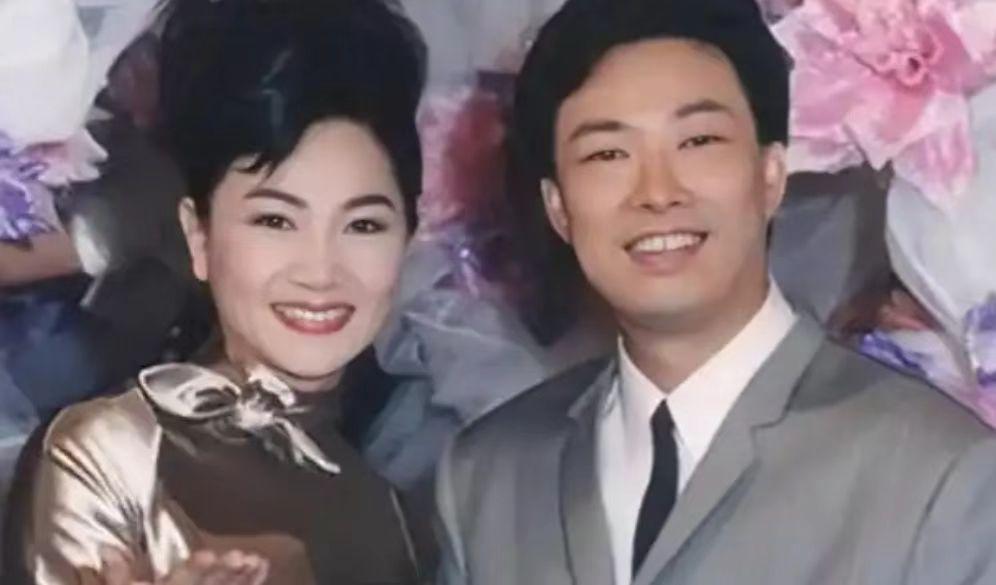 1981年，费玉清在日本女友家过夜，女友贴心地放好洗澡水。他刚跨进浴缸，女友探